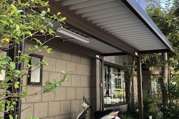 Letak kenderaan sendiri (tertakluk pada bayaran) (JPY 1100 semalam)