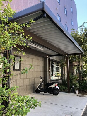 Self parking (JPY 1100 per night) - Terminal Art Inn (Niigata)