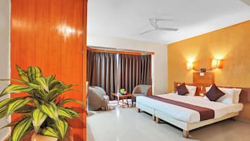 Phòng 2 giường đơn Deluxe, quang cảnh thành phố | Két bảo mật tại phòng, bàn, khu vực làm việc phù hợp cho laptop