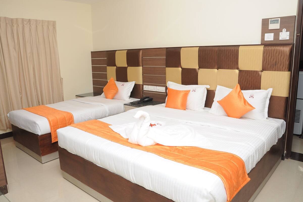 Kamar Triple Premium | Meja kerja, kedap suara, tempat tidur lipat/tambahan, dan Wi-Fi gratis