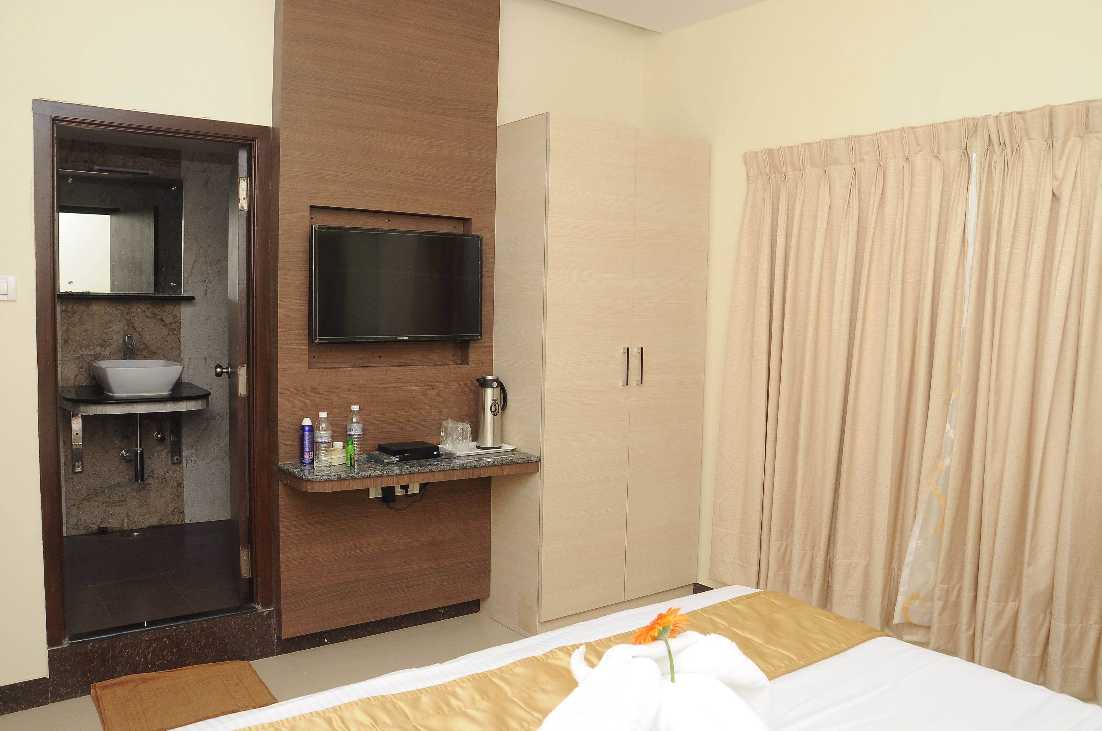 Luxury Double Room, Accessible, Private Bathroom | Desk, soundproofing, rollaway beds, free WiFi