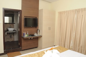 Luxury Double Room, Accessible, Private Bathroom | Desk, soundproofing, rollaway beds, free WiFi - Saibala Grand Hotel (Chennai)