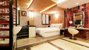 Una moderna camera d'hotel con un letto, una scrivania e un angolo trucco.