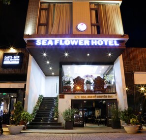 Front of property – evening/night - Sea Flower Hotel (Da Nang)