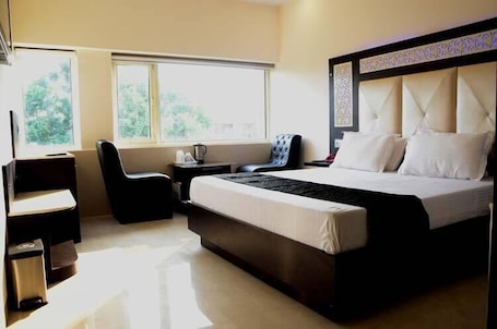 In-room safe, desk, free WiFi. Hotel Royal Park 22