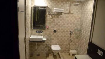 Douche, articles de toilette gratuits, sĂšche-cheveux, chaussons