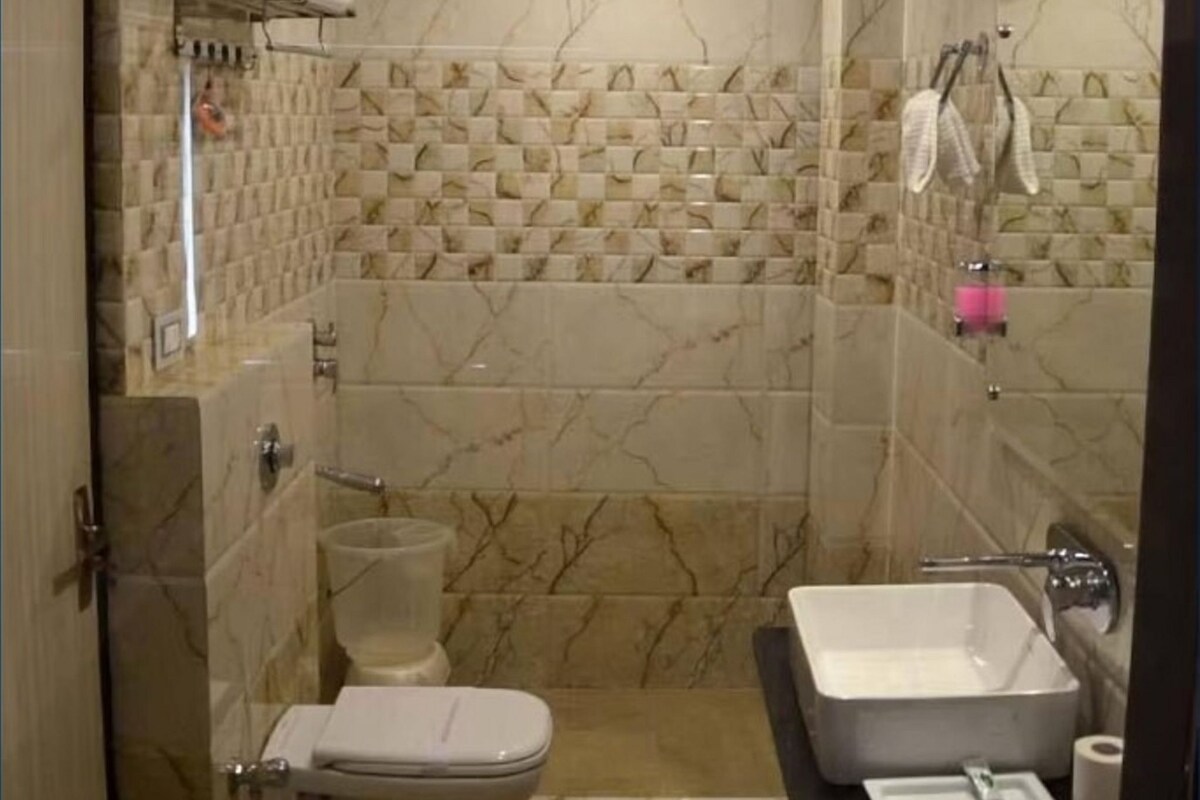 Ducha, artículos de tocador gratuitos, secador de pelo, pantuflas