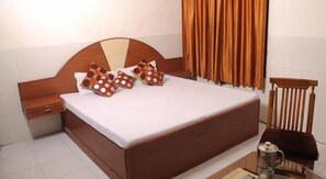 Ropa de cama de alta calidad y caja de seguridad en la habitación 