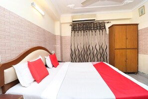 Desk, rollaway beds, free WiFi