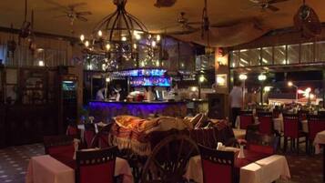 2 Bars/Lounges