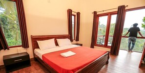 舒适双人房 | 高档床上用品、客房内保险箱、办公桌、床单