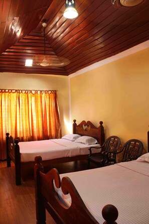 Habitación tradicional doble, 1 habitación | Ropa de cama de alta calidad, caja fuerte, escritorio y ropa de cama