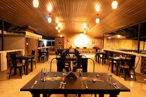 Se sirven desayunos, comidas, cenas y cocina internacional