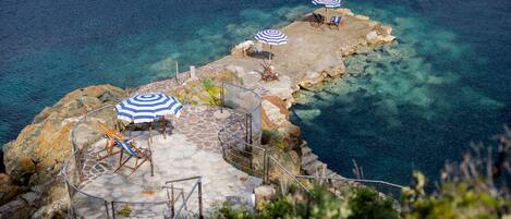 Privatstrand, Liegestühle, Sonnenschirme, Sporttauchen