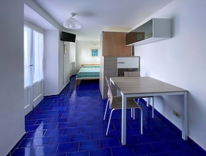 Apartment, Terrasse, Meerblick | Wohnbereich | Flachbildfernseher