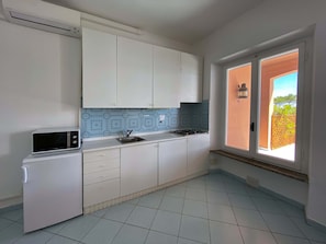 Apartment, Terrasse, Meerblick | Eigene Küche | Großer Kühlschrank, Wasserkocher mit Kaffee-/Teezubehör