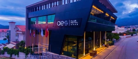 Fachada da propriedade à noite