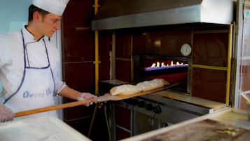 2 restoran, melayani sarapan