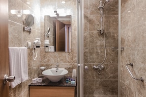 Shower, free toiletries, hair dryer, slippers - Aes Club Hotel (Fethiye)