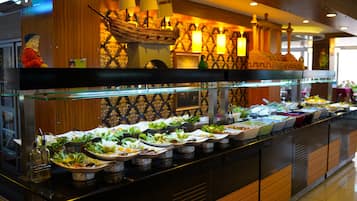 2 restaurantes; se sirven desayunos, comidas y cenas