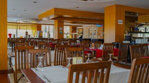 2 restaurantes; se sirven desayunos 