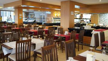 2 restaurants, breakfast served