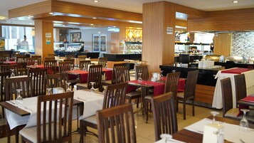 2 restaurants, breakfast served