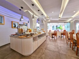 Se ofrece un desayuno continental (15.00 EUR por persona)