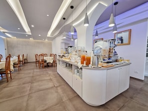 Daily continental breakfast (EUR 12.00 per person)