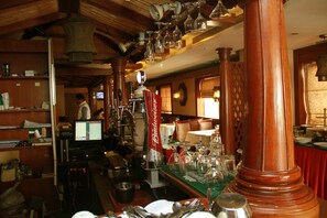 Café da manhã continental todos os dias (AED 30.00 por pessoa) 