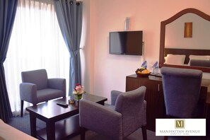 Caja de seguridad en la habitación, escritorio y cortinas blackout