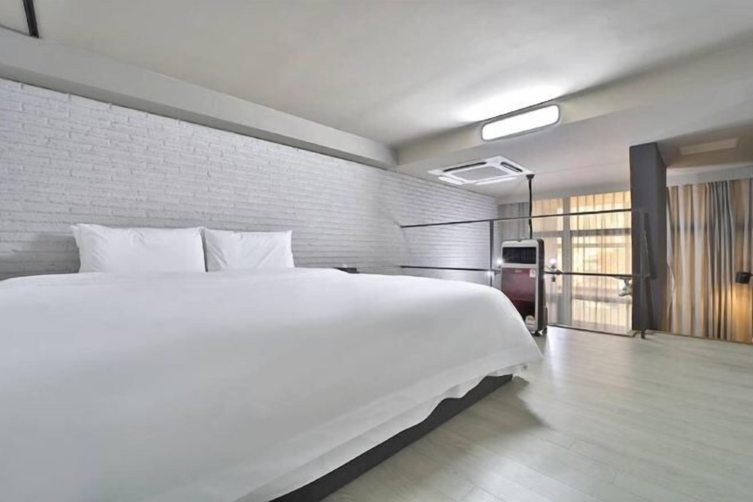 Dihias secara berasingan, dilengkapkan perabot secara berasingan, meja 