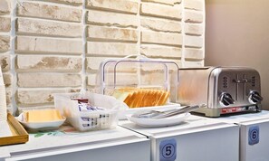朝食 (セルフサービス)、毎日提供 (無料)
