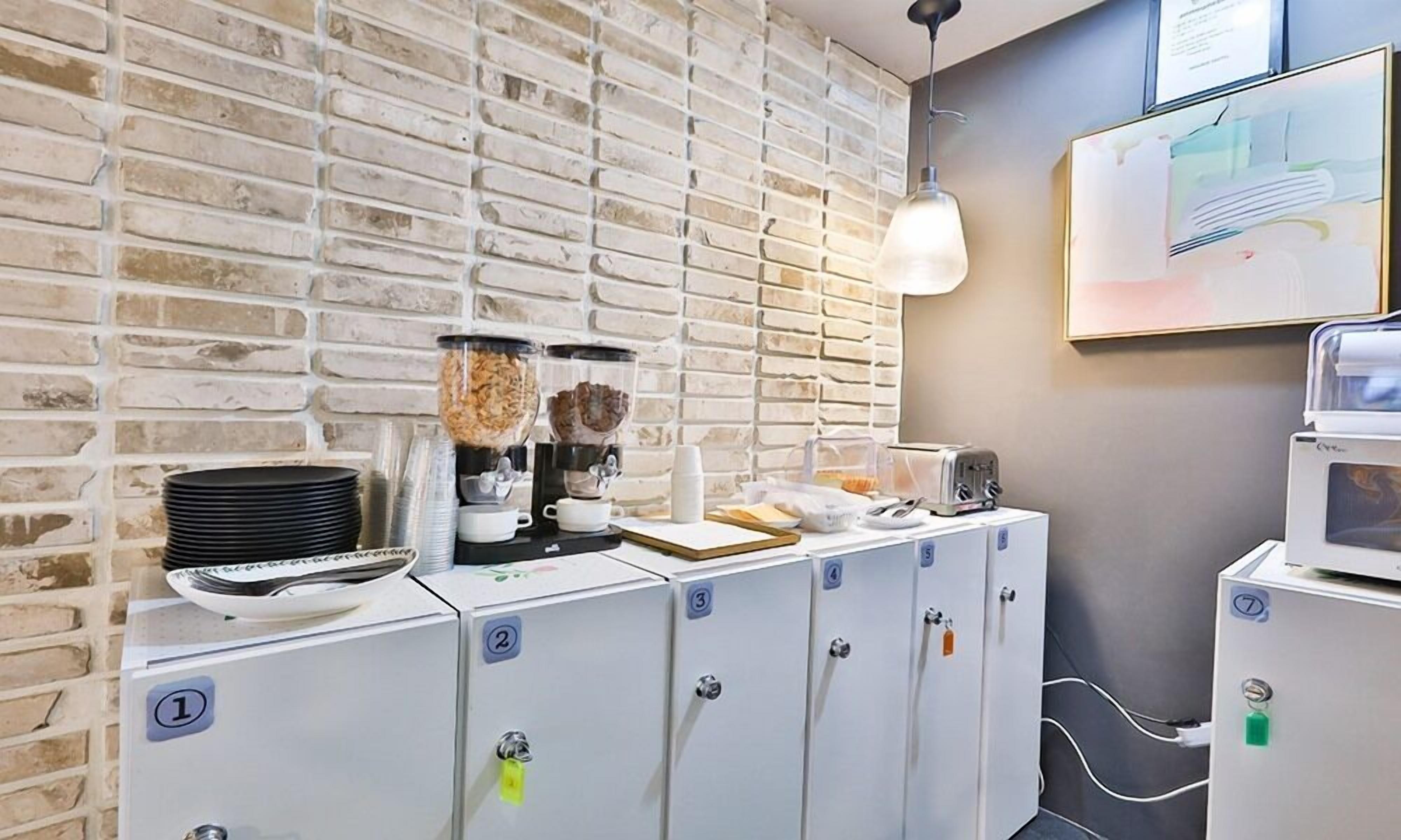 free daily self-service breakfast