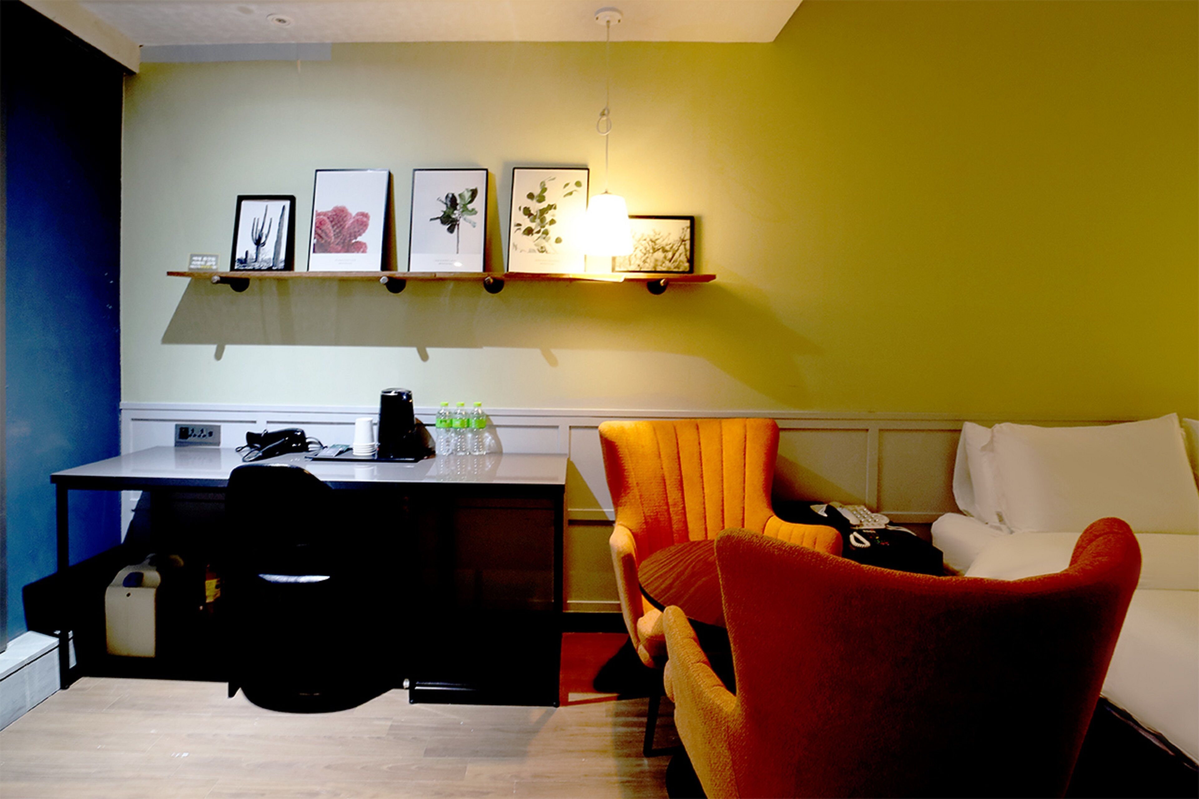 twin room (check-in time 6pm) | 1 bedroom, individually decorated, individually furnished, desk