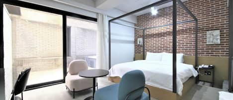 Decoración personalizada, muebles diferentes, escritorio y ropa de cama