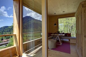 双人房, 阳台 | 高档床上用品、客房内保险箱、办公桌、床单