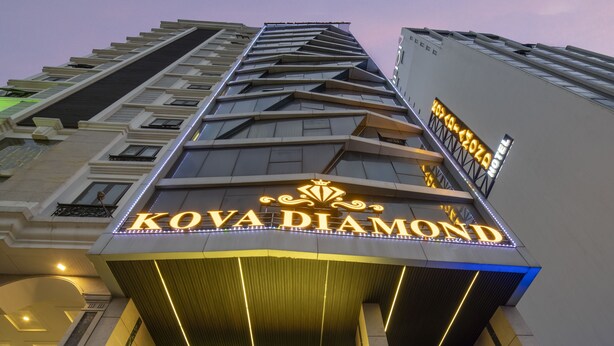 El exterior del Hotel Kova Diamond, con su llamativa señalización y arquitectura moderna.