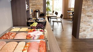 Un bufé con diversos tipos de carne y quesos.