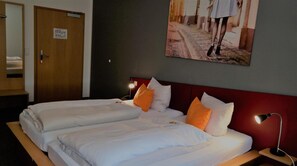 Premium bedding, desk, laptop workspace, soundproofing - GS Hotel Geiger (Mindelheim)