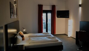 Premium bedding, desk, laptop workspace, soundproofing - GS Hotel Geiger (Mindelheim)