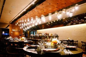 Aamiainen, lounas ja illallinen; kansainvälinen keittiö