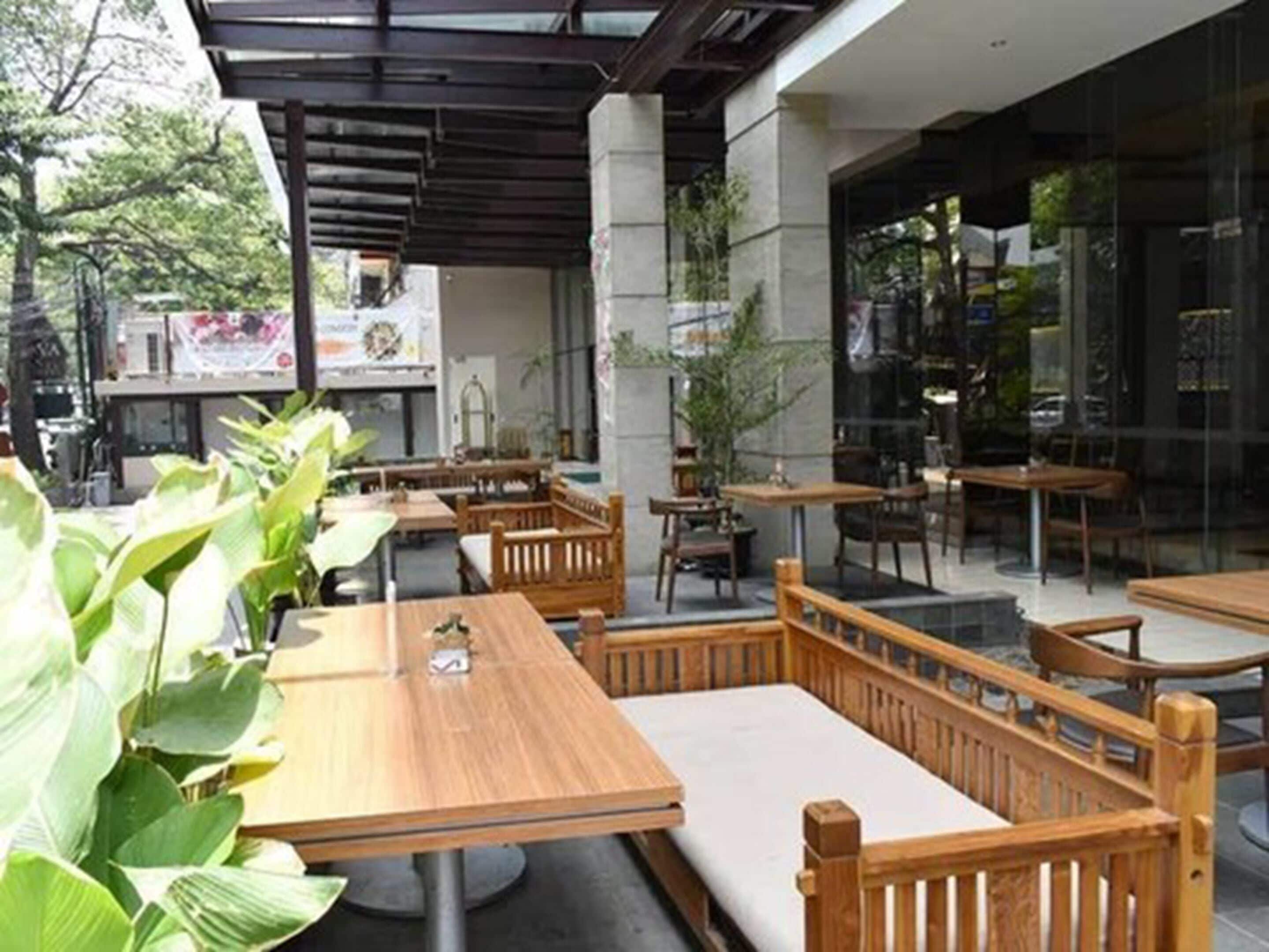 breakfast, lunch, dinner served; international cuisine