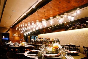 Breakfast, lunch, dinner served; international cuisine - de JAVA Hotel (Bandung)