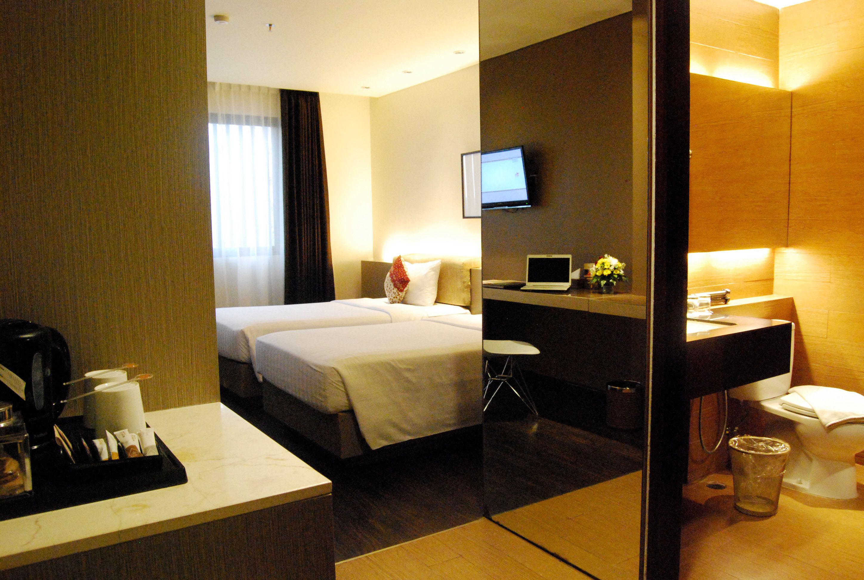 deluxe room | minibar, in-room safe, desk, soundproofing