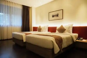 Minibar, in-room safe, desk, soundproofing - de Java Hotel Bandung (Bandung)