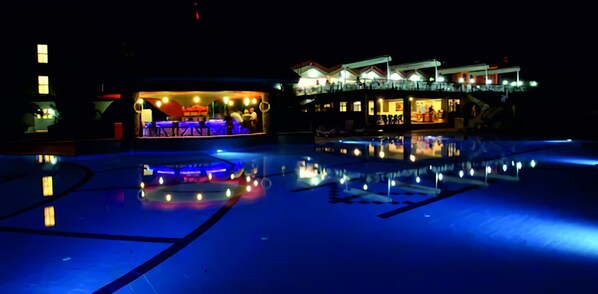 Alberca al aire libre por temporada y sombrillas en la alberca