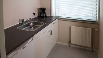 Geladeira, cafeteira/chaleira, talheres/pratos/utensílios de cozinha