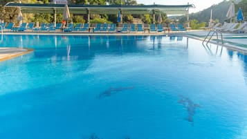 Udendørs pool, parasoller, liggestole
