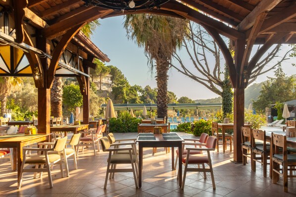 Petit déjeuner et déjeuner servis sur place, spécialités Cuisine turque